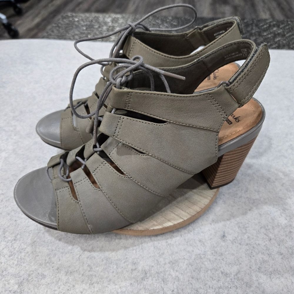 🐢 Clarks Banoy Waneta Lace up Heel Dress Sandal Size 9 Sage Nubuck - Picture 6 of 14